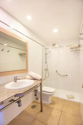 Un baño de Apartamentos Cabau Cala Nova