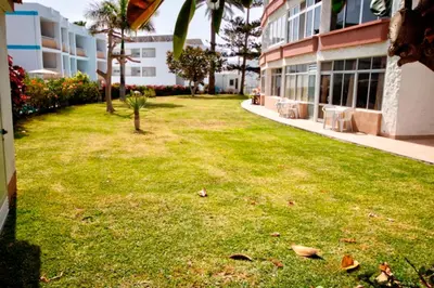 Jardín al aire libre en bonito apartamento 106 by CASAS COCODRILO