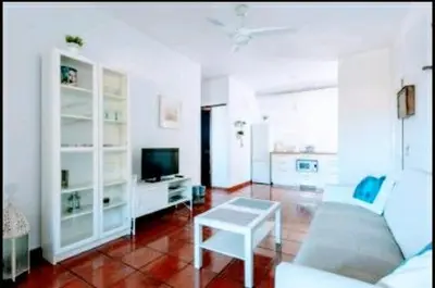 Una televisión o centro de entretenimiento en Makondo