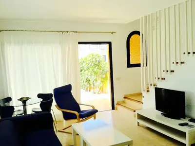 Una televisión o centro de entretenimiento en Bahia Meloneras Villa