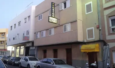 Edificio en el que se encuentra el hostal o pensión