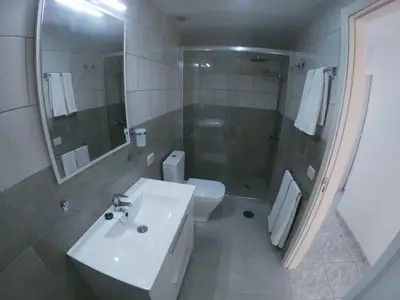 Un baño de Apartamentos Ernesto