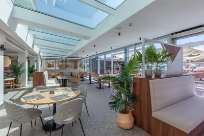 Un restaurante o sitio para comer en Kumara Serenoa By Lopesan Hotels