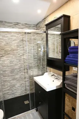 Un baño de Avenida de la Cornisa 11