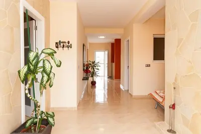 Plano de Villa Los Azules with pool and jacuzzi