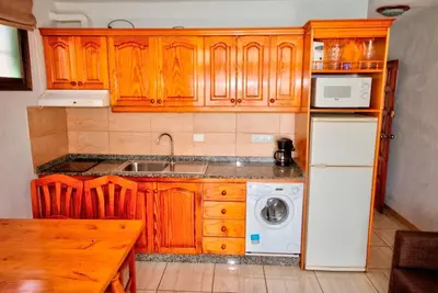 Una cocina o zona de cocina en Apartamento al lado de la playa by CASAS COCODRILO