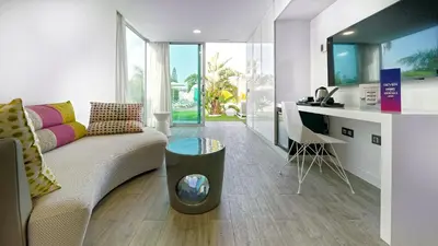 Una televisión o centro de entretenimiento en Seven Hotel & Wellness - Gay Men Only