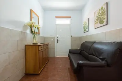 Zona de estar de Private Solarium - 2BR House Near the Airport