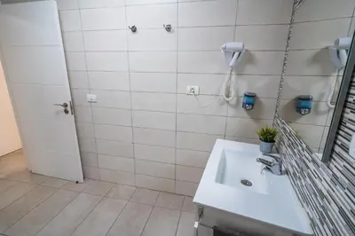 Un baño de El Puente Holiday Home -Airport