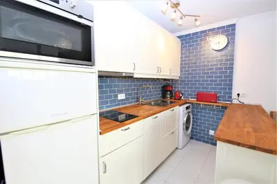 Una cocina o zona de cocina en Central Apartment overlooking Yumbo centre with heated pool