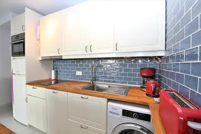 Una cocina o zona de cocina en Central Apartment overlooking Yumbo centre with heated pool