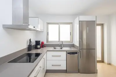Una cocina o zona de cocina en GuestReady - Tarantos Amplitud y sol a un paso del mar