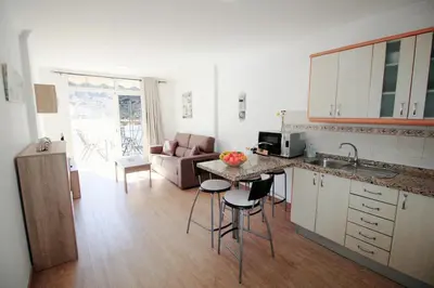 Una cocina o zona de cocina en Las Cascadas Puerto de Mogán II