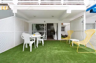 Un patio o zona al aire libre en Las Adelfas South Beach By CanariasGetaway