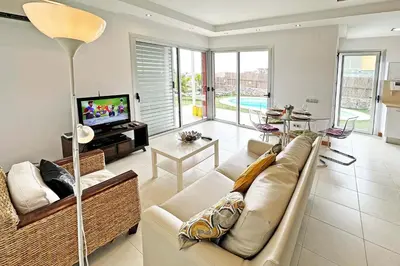 Una televisión o centro de entretenimiento en Salobre Vista Golf 1