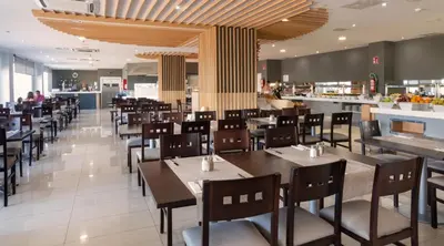 Un restaurante o sitio para comer en Marina Elite
