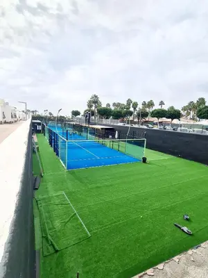 Instalaciones para jugar a tenis o squash en Luxury Poolside Holiday Home o alrededores