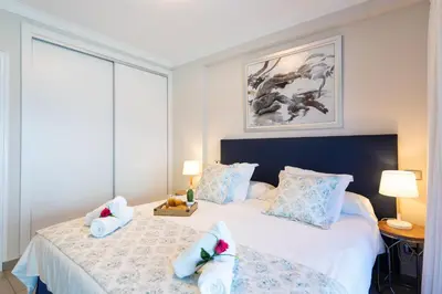 Cama o camas de una habitación en Sunny Atlantic Apartment