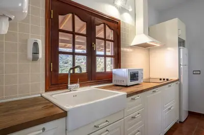 Una cocina o zona de cocina en El Cañaveral – Casa Rural con Terraza San Mateo