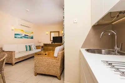 Una televisión o centro de entretenimiento en Apartamentos LIVVO Puerto de Mogán