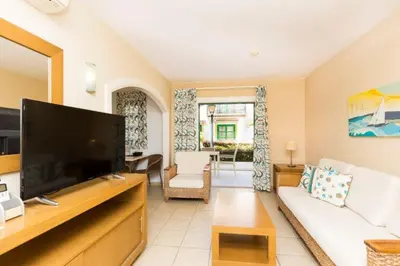 Una televisión o centro de entretenimiento en Apartamentos LIVVO Puerto de Mogán