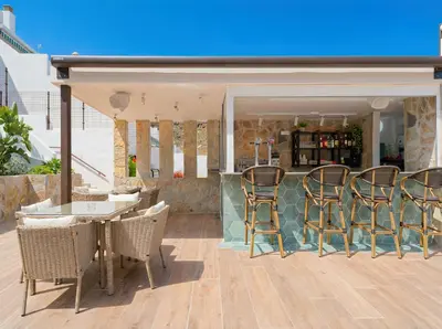 Un balcón o terraza de Sunset Suites by Bull Hotels