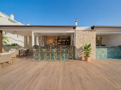 Un balcón o terraza de Sunset Suites by Bull Hotels