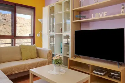 Una televisión o centro de entretenimiento en Spacious villa with private pool in Mogán