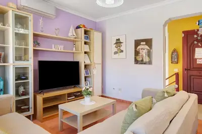 Una televisión o centro de entretenimiento en Spacious villa with private pool in Mogán