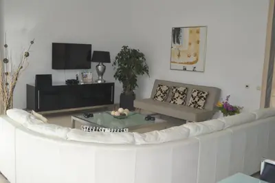 Una televisión o centro de entretenimiento en Opal Villa de Luxe