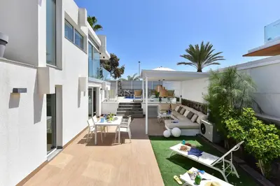 Un balcón o terraza de Blue Ocean by VillaGranCanaria
