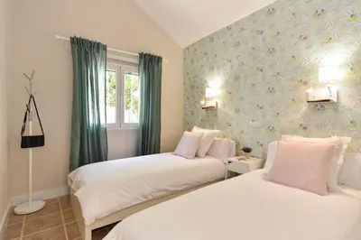 Cama o camas de una habitación en The Secret Garden Holiday Home