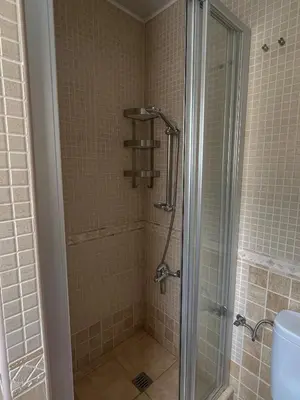 Un baño de The Mayfair Village apto 305