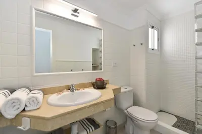 Un baño de Beach House with private pool in San Agustín ET2 by VillaGranCanaria