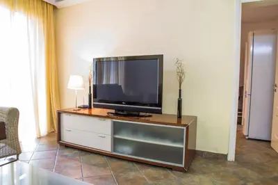 Una televisión o centro de entretenimiento en San Juan Beach