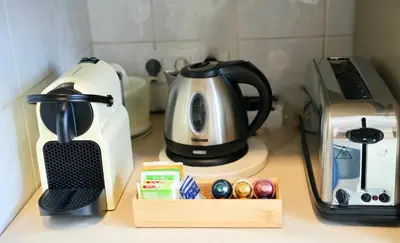 Utensilios para hacer té y café en Minimalist Home Canteras Beach