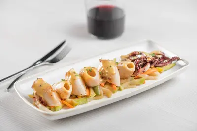 Comida en o cerca de este hotel
