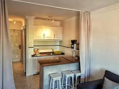 Una cocina o zona de cocina en 5 min walk from Yumbo 216