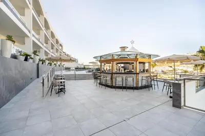 Un restaurante o sitio para comer en Apartamentos Cabau Altair