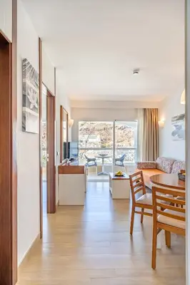 Una televisión o centro de entretenimiento en Apartamentos Cabau Altair