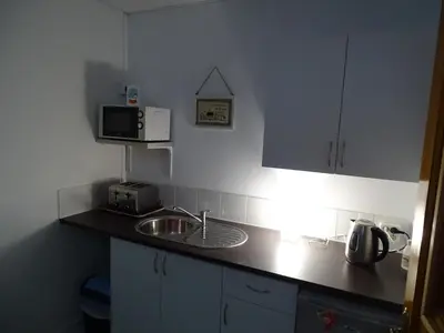 Una cocina o zona de cocina en Rickaty Lodge Bed and Breakfast, Airport Bed and Breakfast, B&B de aeropuerto, Las Palmas Airport, Gran Canaria Airport, LPA, Spain