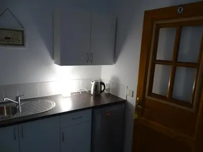Una cocina o zona de cocina en Rickaty Lodge Bed and Breakfast, Airport Bed and Breakfast, B&B de aeropuerto, Las Palmas Airport, Gran Canaria Airport, LPA, Spain