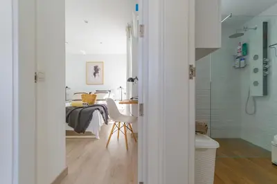 Un baño de Cozy and sea views private terrace apartment