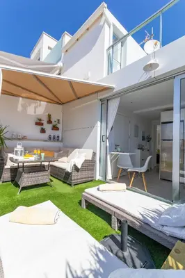 Un balcón o terraza de Cozy and sea views private terrace apartment