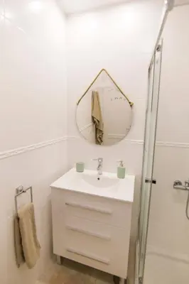 Un baño de Deluxe Apartment. 50 meters Beach