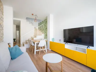 Una televisión o centro de entretenimiento en Las Canteras Beach Apartment Sagasta II