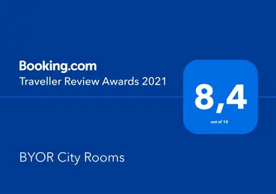 Certificado, premio, señal o documento que está expuesto en BYOR City Rooms