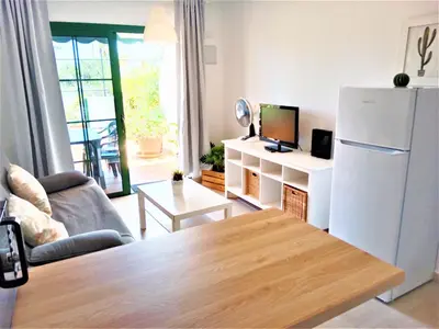 Una televisión o centro de entretenimiento en Bungalow Duna Flor Maspalomas