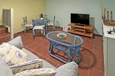 Una televisión o centro de entretenimiento en Puerto Marina 18