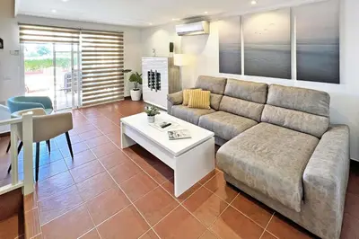 Zona de estar de Puerto Marina 18